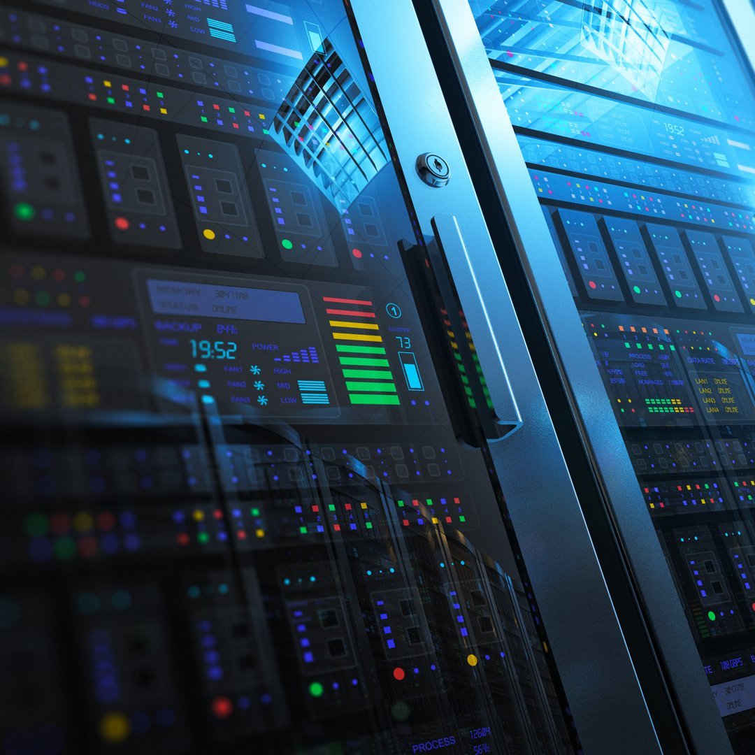 Nahaufnahme einer Rechenwand in einem hochleistungs-Serviczentrum. Die Server sind schräg von der Kamera weggerichtet und zeigen blinkende Lichter und diverse Anzeigen mit Uhrzeiten, Statusmeldungen und Identifikationsnummern.